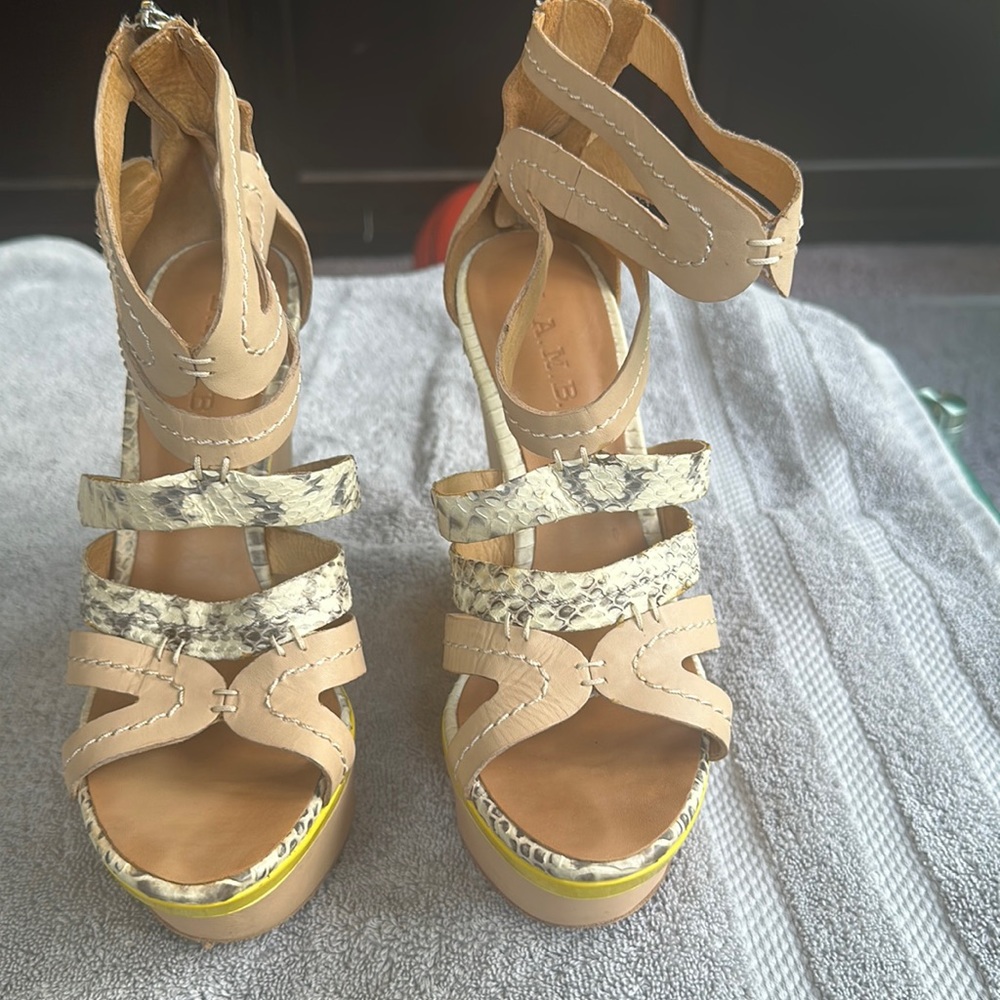 L.A.M.B sandals in very good condition. With signs of minor wear!